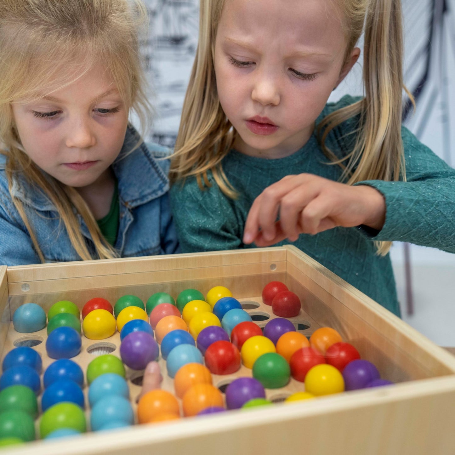 Mosaic table with coloured balls (NL)