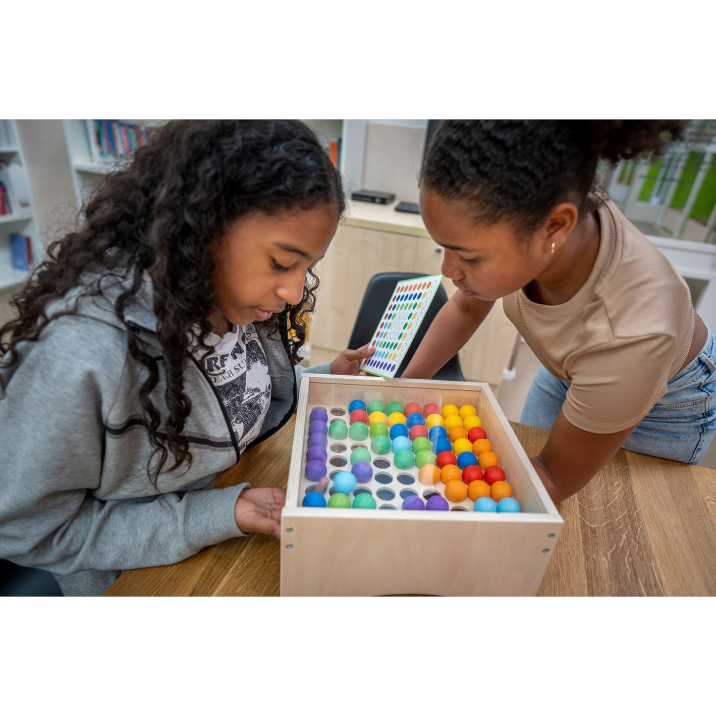 Mosaic table with coloured balls (NL)