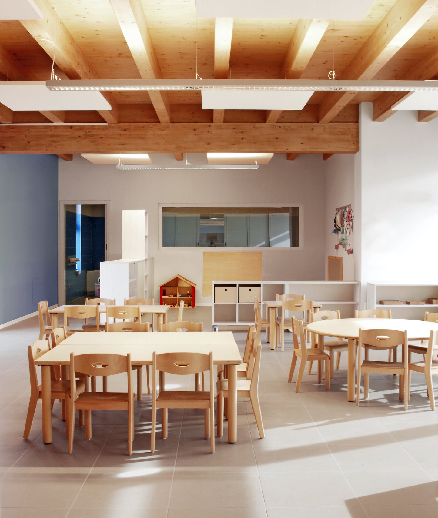 STACKABLE WOODEN CHAIR (NL)