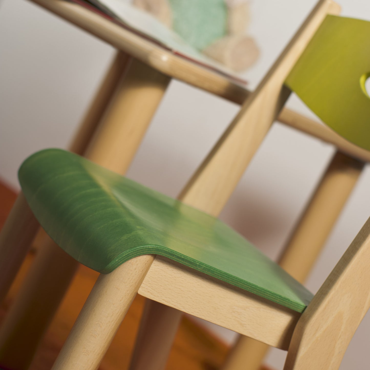 STACKABLE WOODEN CHAIR (NL)
