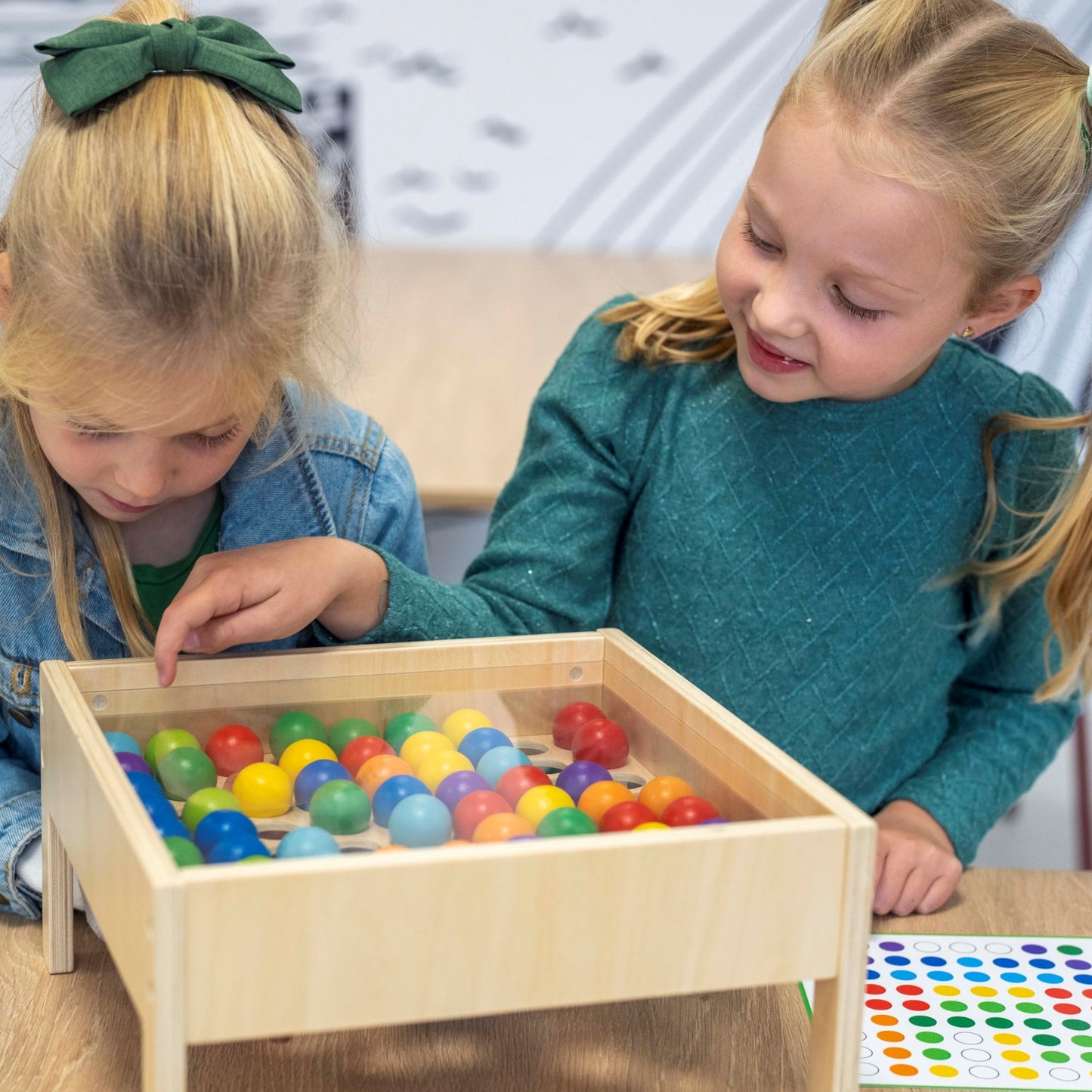 Mosaic table with coloured balls (NL)