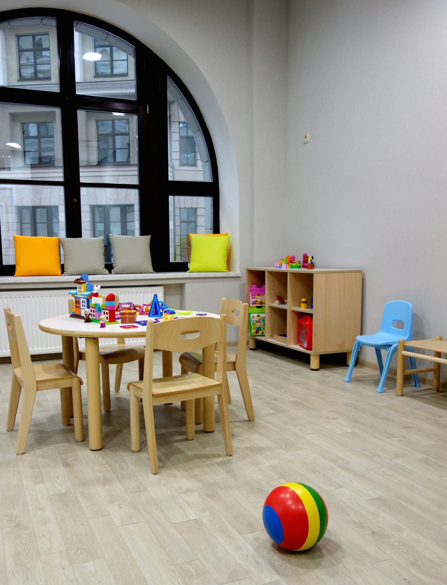 STACKABLE WOODEN CHAIR  (NL)